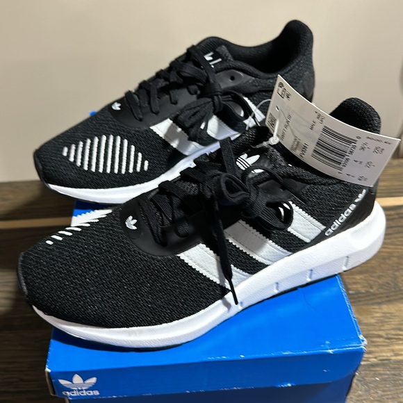Adidas Men’s/Kids 4.5 Swift Run RF - Picture 3 of 5
